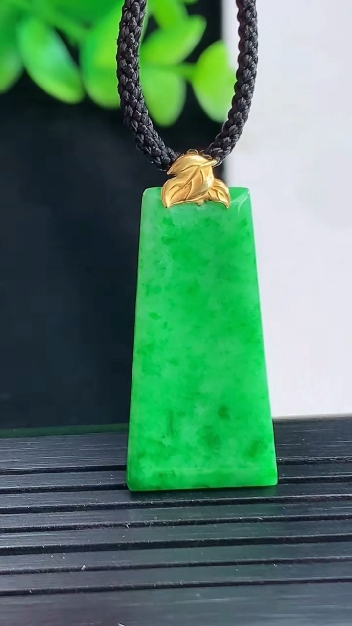 天然A货翡翠无事牌吊坠，尺寸28-14.5-2.5重量:2.82g
4月13日