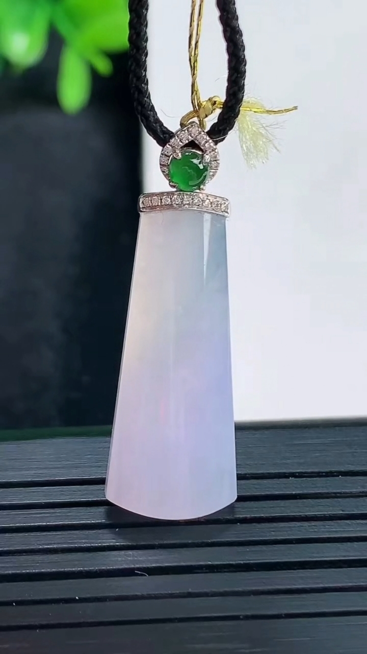 天然A货翡翠18K金紫罗兰无事牌吊坠尺寸27.8-11.4-5.1重量:3.79g
4月13日