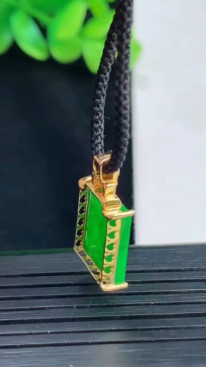 天然A货翡翠无事牌吊坠，尺寸21-12-4，裸石13-12重量:1.91g
4月13日