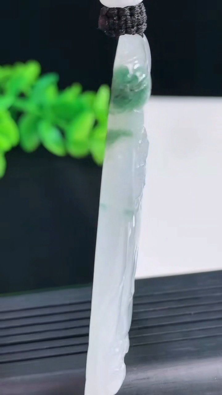 天然A货翡翠种飘花素衣观音吊坠，尺寸65.5-40-7重量:41.95g
4月13日