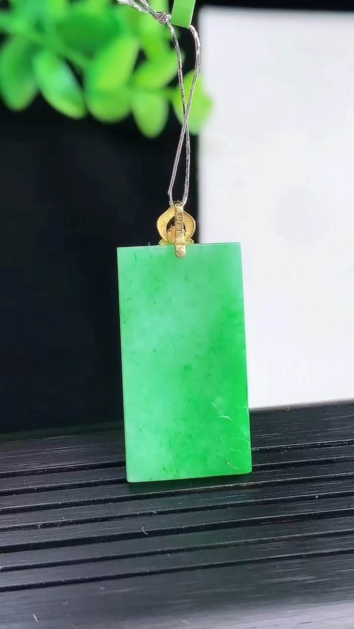 天然A货翡翠无事牌吊坠，尺寸26-14-3重量:3.71g
4月13日