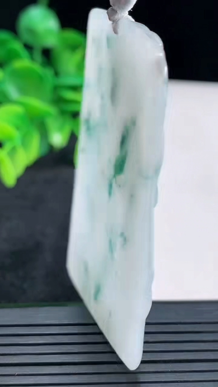 天然A货翡翠飘花普贤菩萨吊坠尺寸64-35.6-4.5重量:24.29g
4月13日