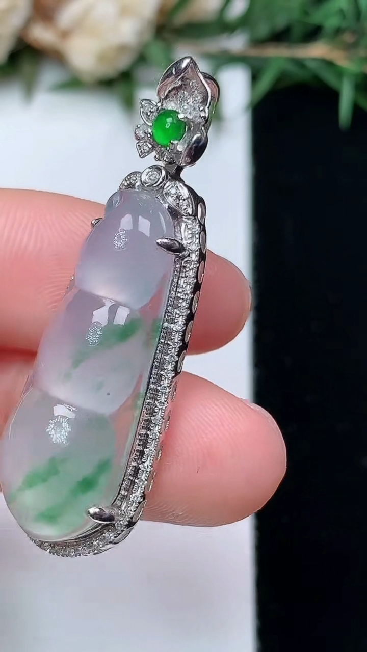 天然A货翡翠福豆吊坠，尺寸39.8-13.4-8.8，裸石27.2-11.3，重量:4.39g
4月13日，重量:4.39g