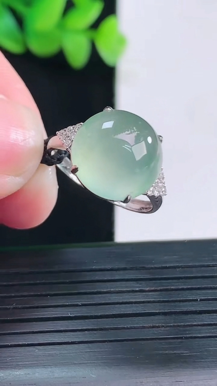 天然A货翡翠蛋面戒指，尺寸内径17.8，尺寸12.5-9重量:3.53g2026年4月13日
工厂直销收藏佳品,种好水足，色泽均匀，有种有色，上手高大气！