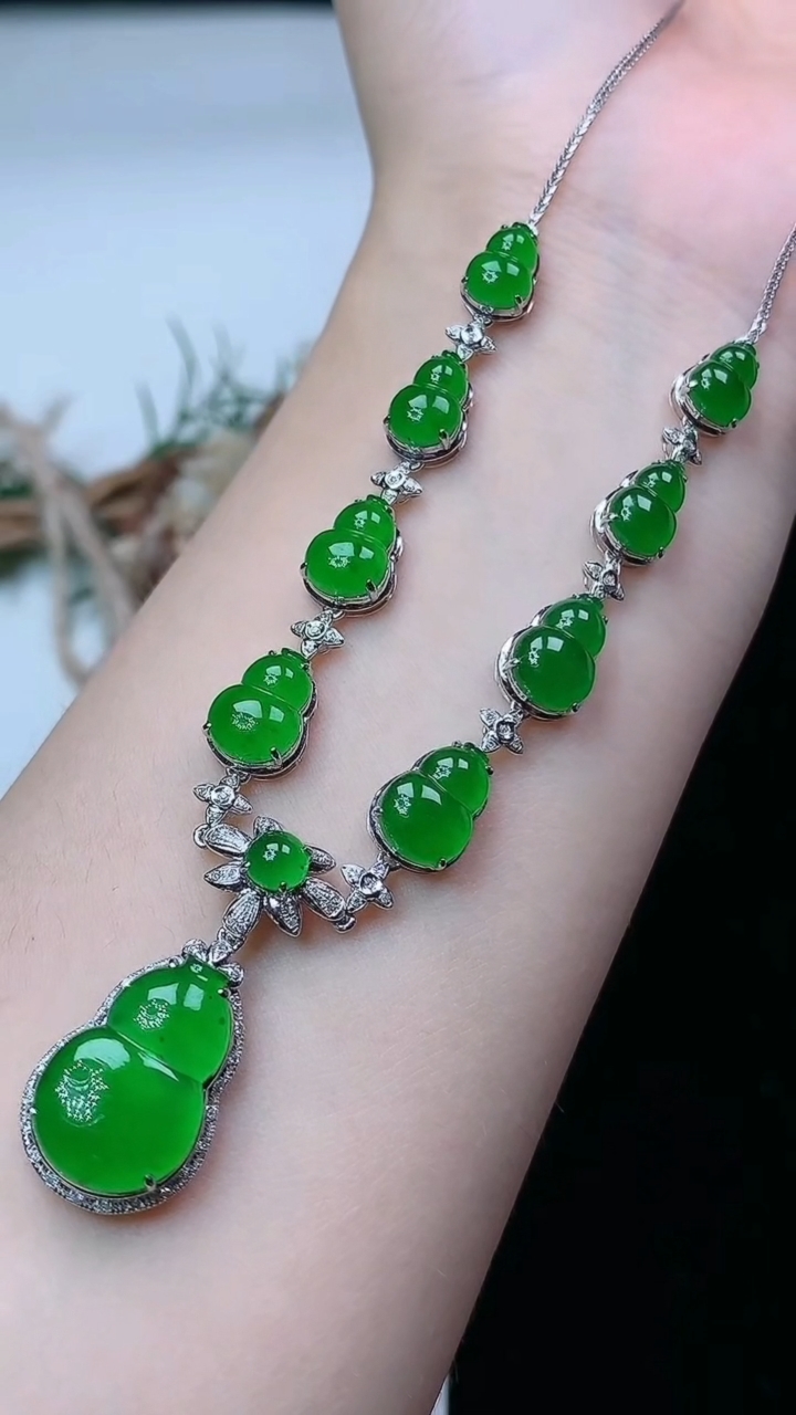 天然A货翡翠葫芦项链，尺寸16.6-11，重量:9.38g4月13日
工厂直销收藏佳品,种好水足，色泽均匀，有种有色，上手高大气！