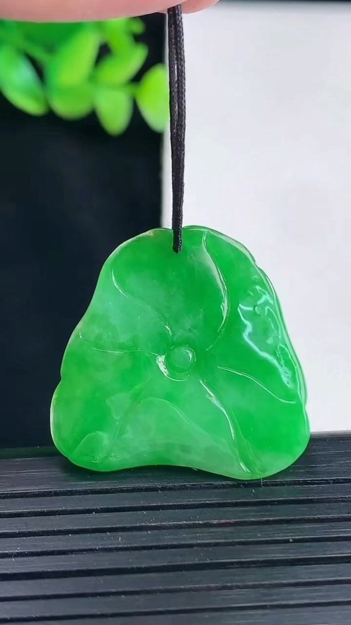 天然A货翡翠和和美美 荷花吊坠，尺寸29.6-29-5.6重量:8.37g
4月13日