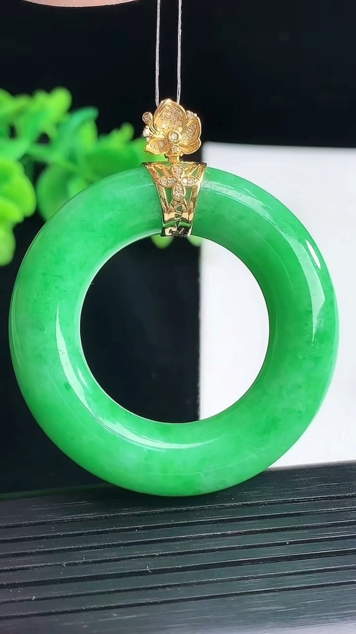 天然A货翡翠平安环吊坠，尺寸49-10重量:34.99g
4月13日