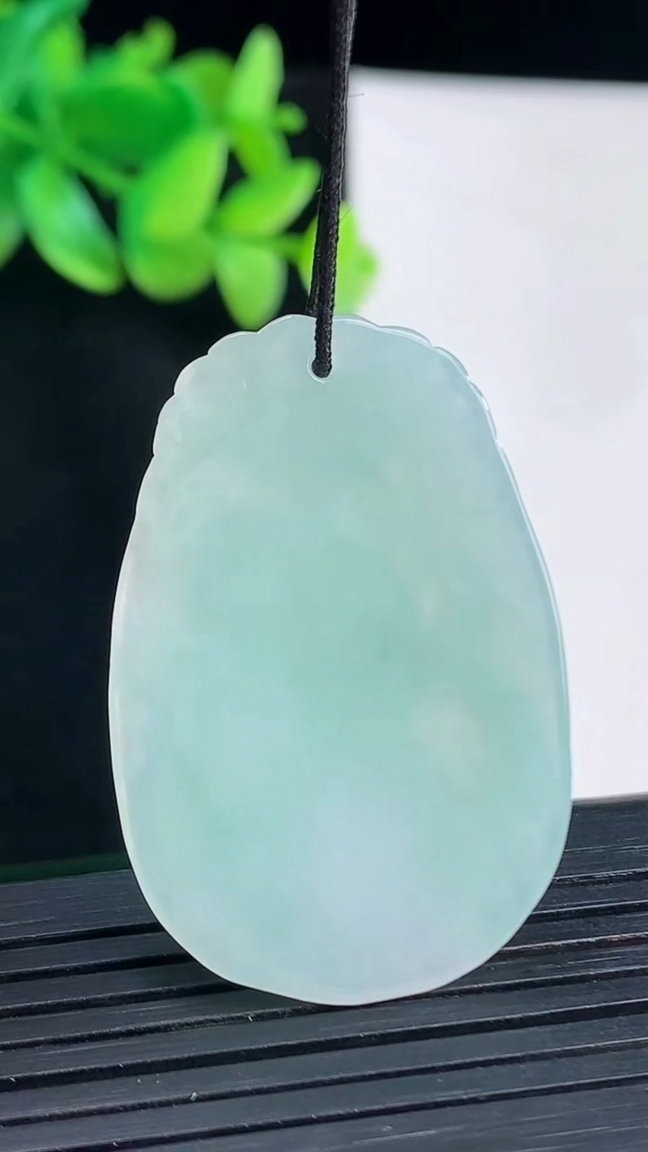 天然A货翡翠生肖蛇吊坠，尺寸40-27-5重量:10.45g
4月13日