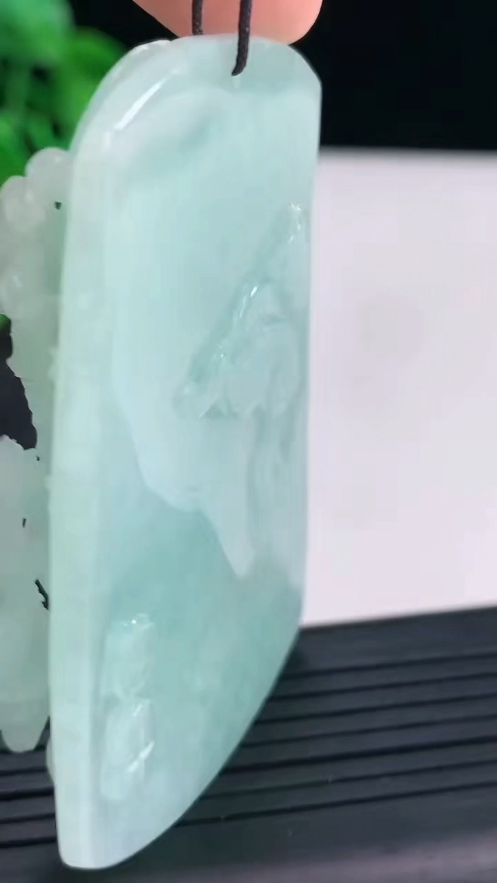 天然A货翡翠鸟语花香吊坠尺寸63.5-42.1-14.2重量:56.58g
4月13日