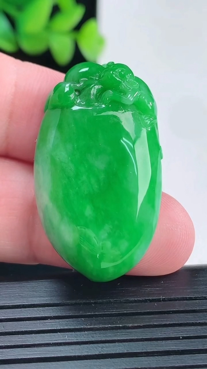 天然A货翡翠寿桃吊坠，尺寸36.5-21-9重量:13.59g
4月13日