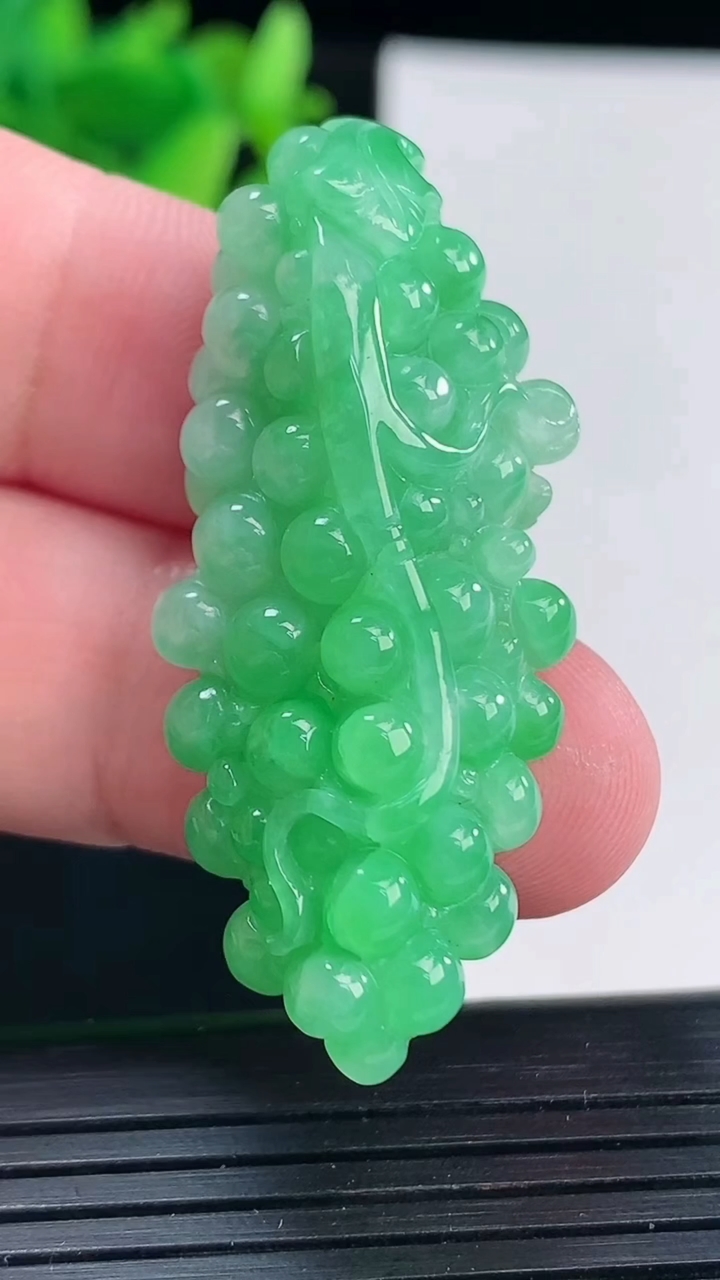 天然A货翡翠多子多福 葡萄吊坠，尺寸45.6-20-12重量:12.88g
4月13日