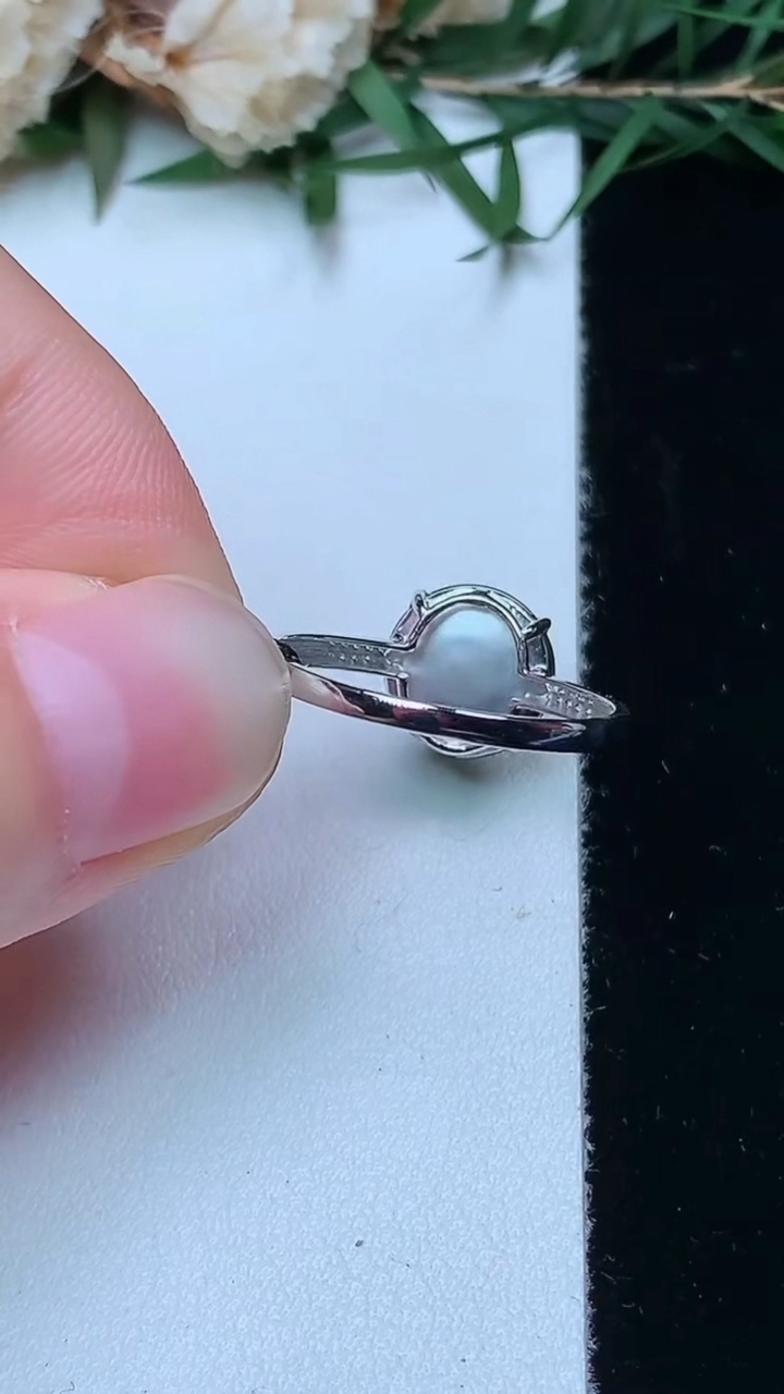 天然A货翡翠蛋面戒指，尺寸17-9，重量:1.56g2026年4月13日
工厂直销收藏佳品,种好水足，色泽均匀，有种有色，上手高大气！