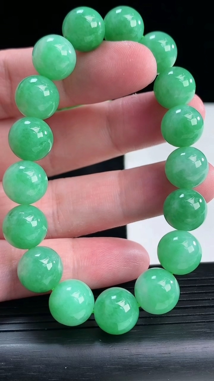 天然A货翡翠圆珠手串，尺寸11.2-17颗重量:43.31g4月13日
工厂直销收藏佳品,种好水足，