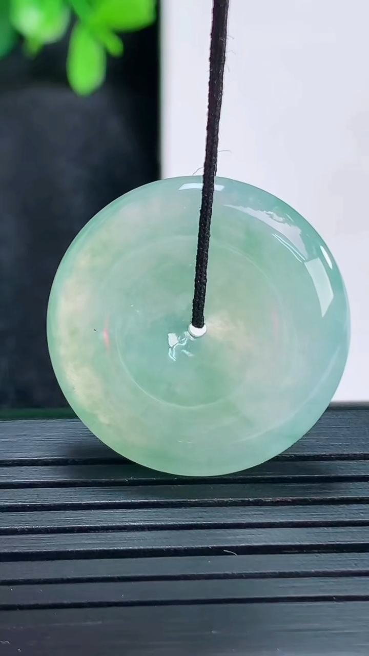 天然A货翡翠飘花平安扣吊坠尺寸26.2-5.4重量:7.92g
4月13日