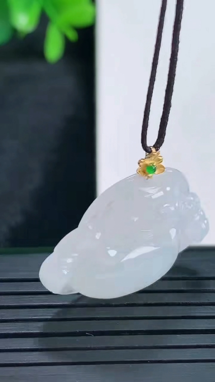 天然A货翡翠佛公吊坠尺寸26.9-28.3-5.3重量:5.02g
4月13日