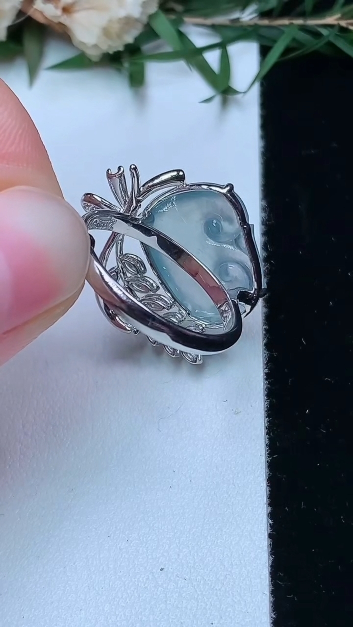 天然A货翡翠白冰如意戒指，尺寸17.7-16.4-12.6，重量:5.38g2026年4月13日
工厂直销收藏佳品,种好水足，色泽均匀，有种有色，上手高大气！