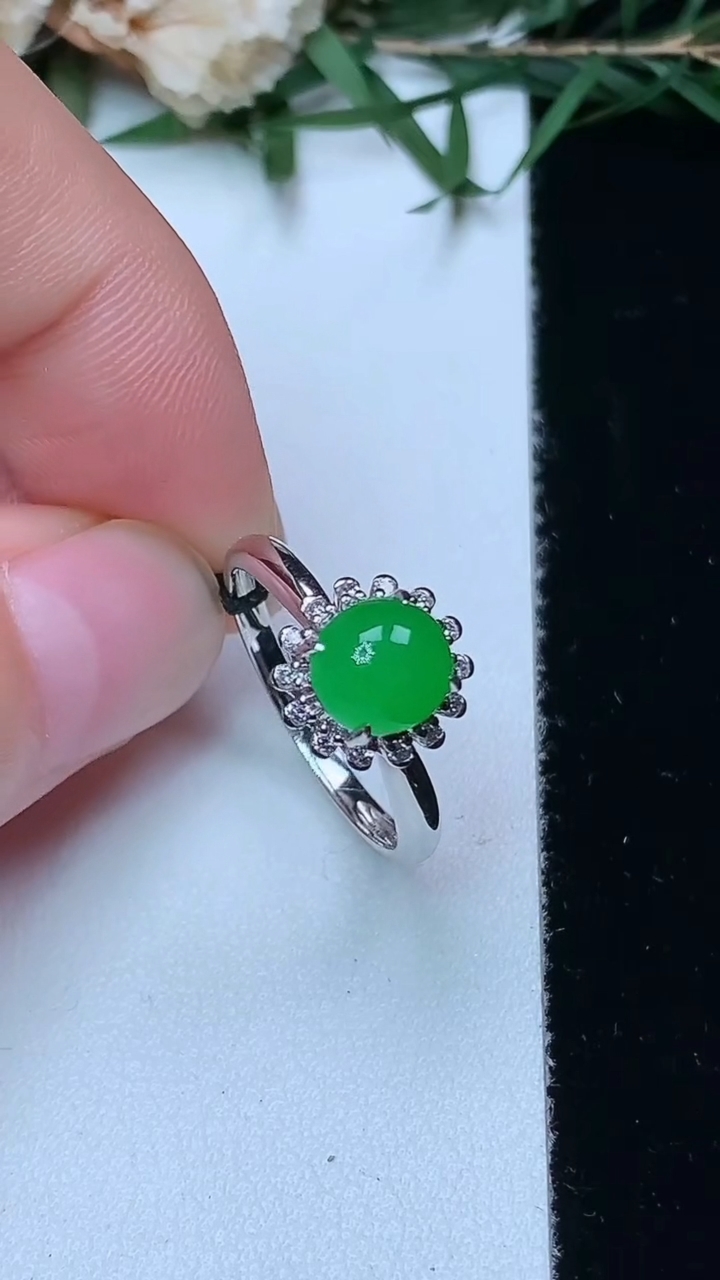 天然A货翡翠蛋面戒指，尺寸16.7-6.8-6.3，重量:2.33g2026年4月13日
工厂直销收藏佳品,种好水足，色泽均匀，有种有色，上手高大气！