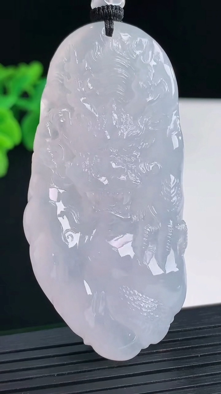 天然A货翡翠种白冰龙牌吊坠，尺寸69-33-11.5重量:53.75g
4月13日
