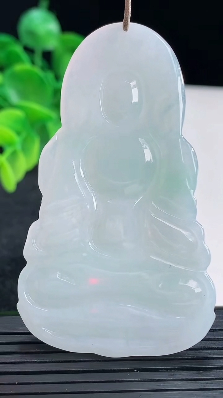 天然A货翡翠度母观音吊坠尺寸66-39.5-4.5重量:23.04g
4月13日