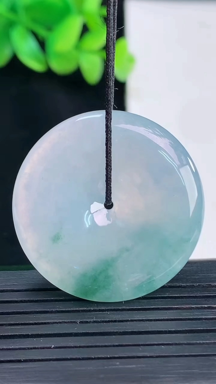 天然A货翡翠飘花平安扣吊坠，尺寸33-5.5重量:12.69g
4月13日