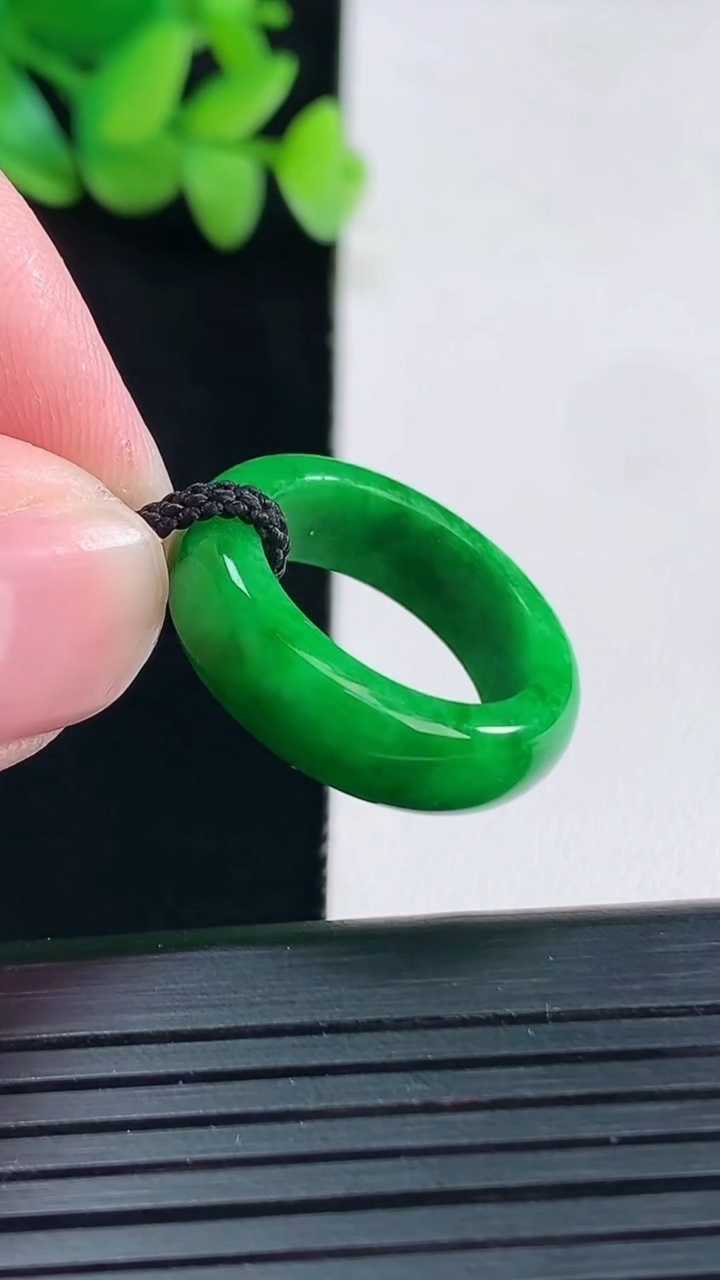天然A货翡翠素面玉指环 戒指，尺寸17.2-7-4重量:4.97g2026年4月13日
工厂直销收藏佳品,种好水足，色泽均匀，有种有色，上手高大气！