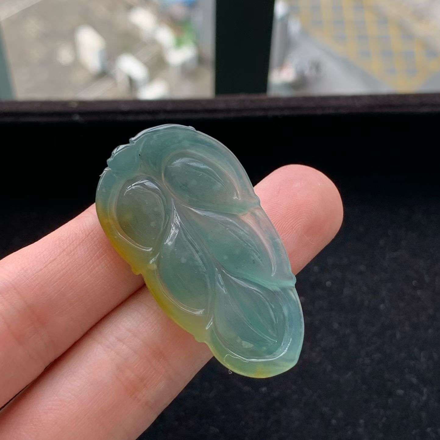 A货天然翡翠冰糯种黄翡叶子吊坠重量9.47g
4月13日