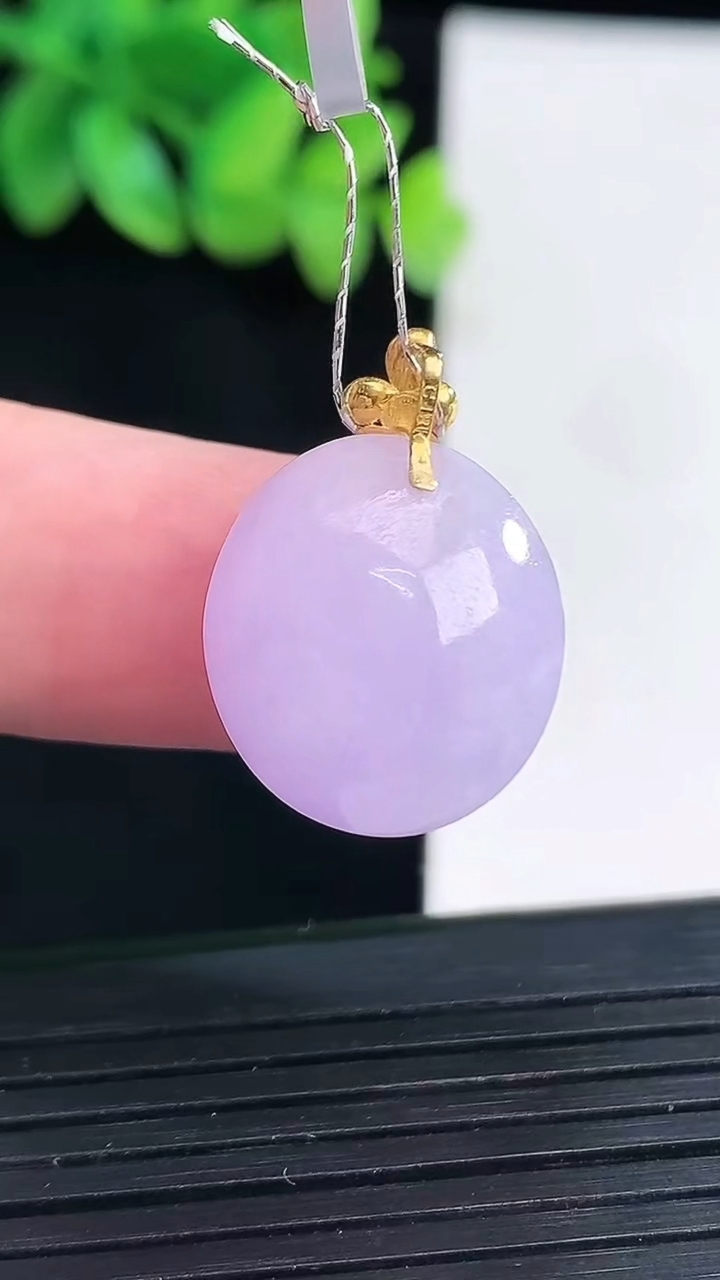 天然A货翡翠18k金紫罗兰蛋面吊坠，尺寸18.5-16.5-9.5重量:4.76g
4月13日