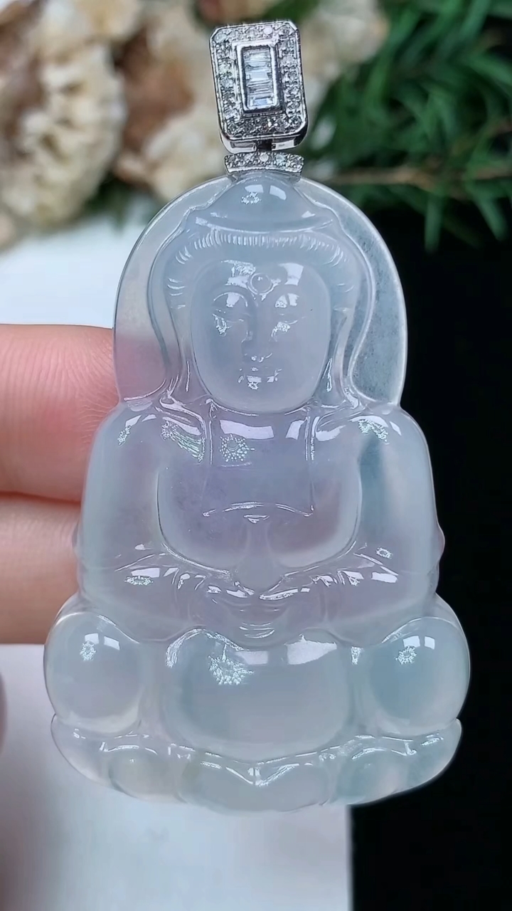 天然A货翡翠白冰观音菩萨吊坠，尺寸46.6-31.3-5.9，重量:14.87g
4月13日