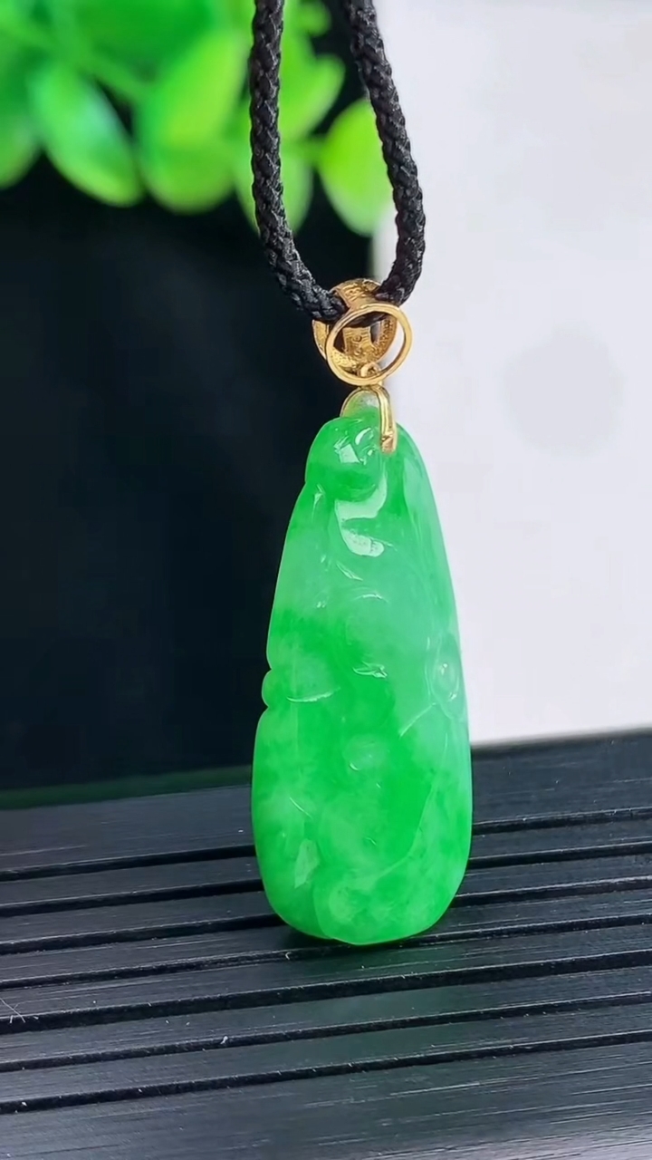 天然A货翡翠和和美美 荷花吊坠，尺寸29-13-5.5重量:3.90g
4月13日