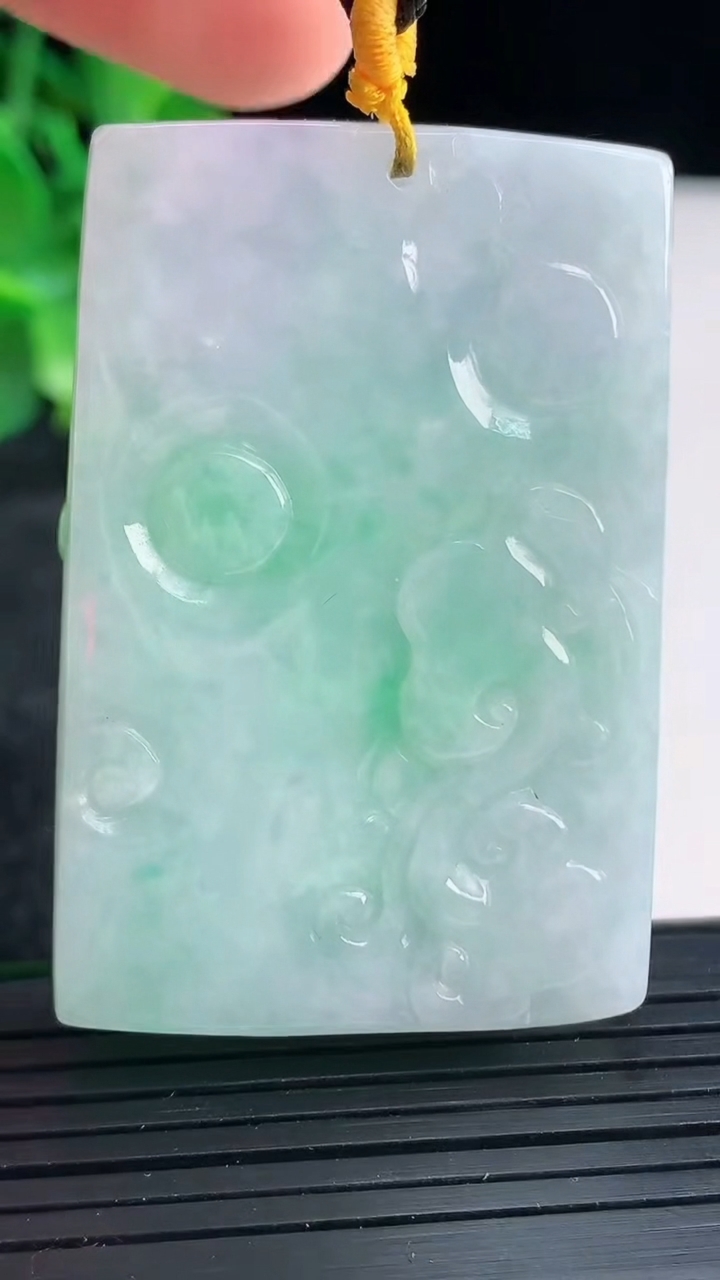 天然A货翡翠龙牌吊坠尺寸52.5-34.7-12.2重量:60.29g
4月13日