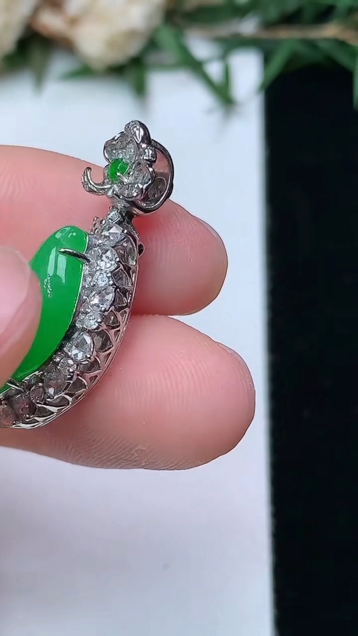 天然A货翡翠福瓜吊坠，尺寸25.8-10.4-8.4，裸石14.2-7，重量:3.33g
4月13日