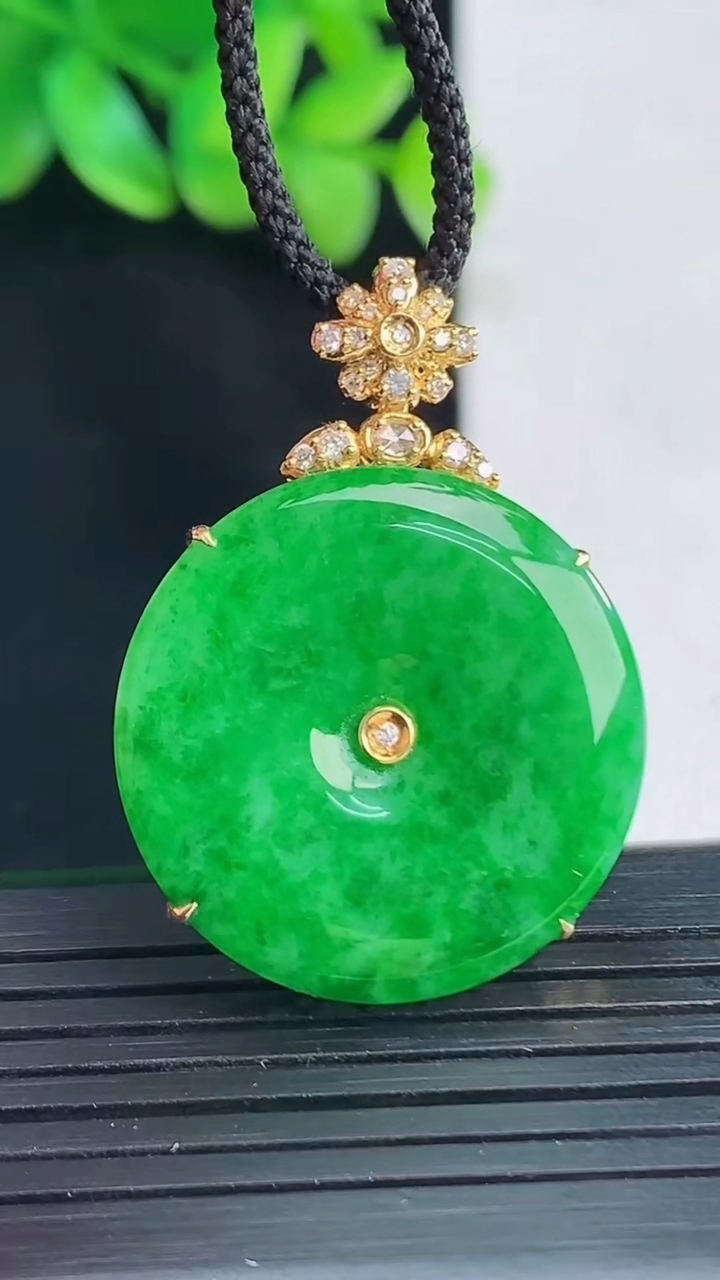 天然A货翡翠平安扣吊坠，尺寸35.5-25-6，裸石25.5重量:6.95g
4月13日