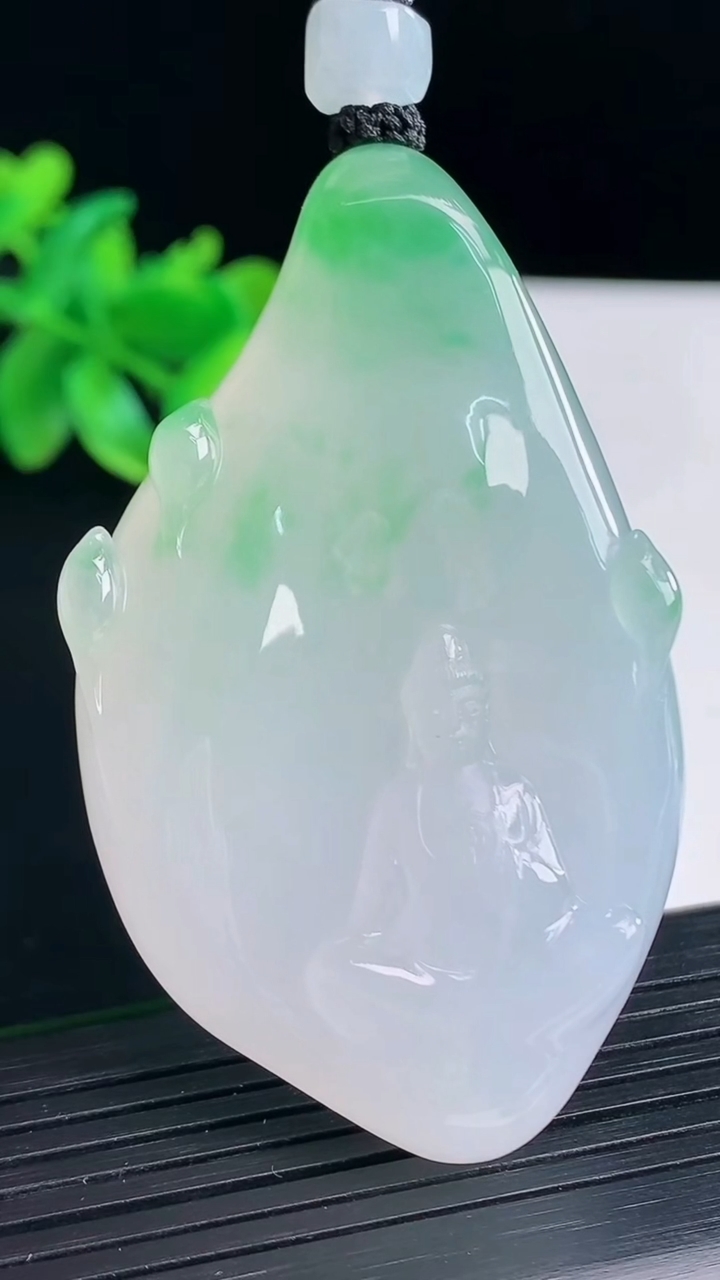 天然A货翡翠观音菩萨吊坠，尺寸61-37-11重量:52.57g
4月13日