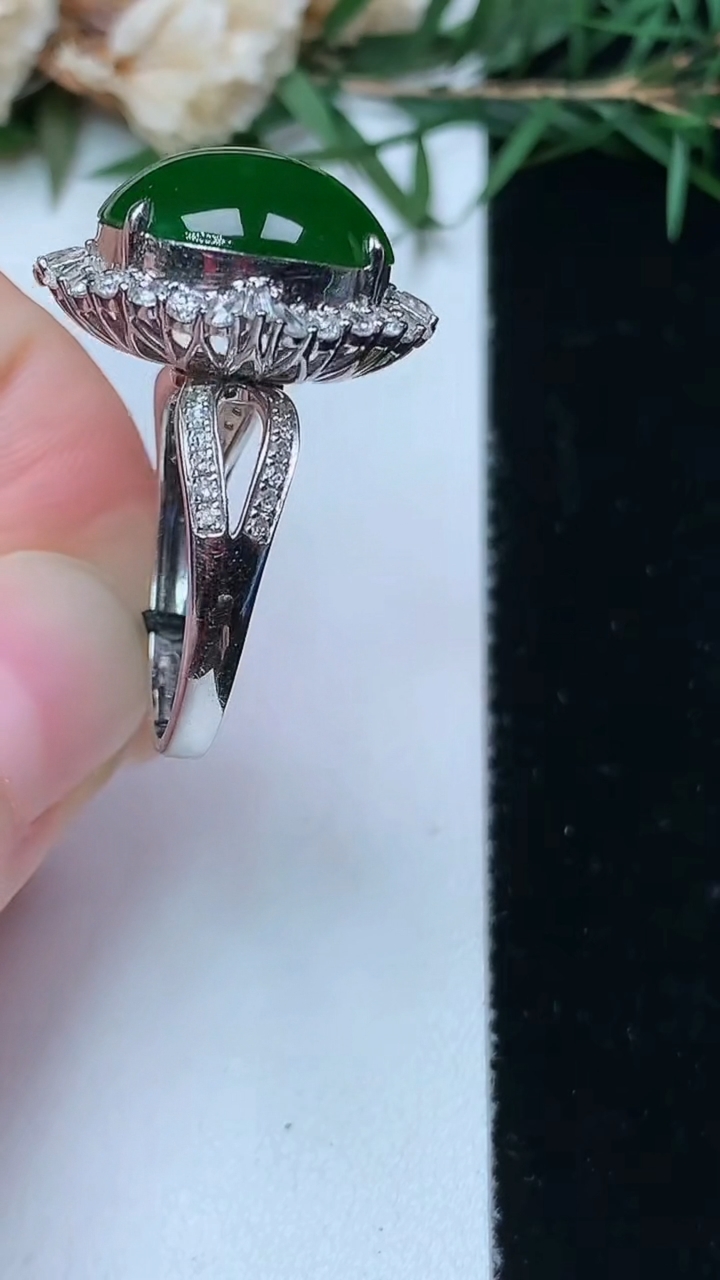 天然A货翡翠蛋面戒指，尺寸17.3-14-13，重量:6.24g2026年4月13日
工厂直销收藏佳品,种好水足，色泽均匀，有种有色，上手高大气！