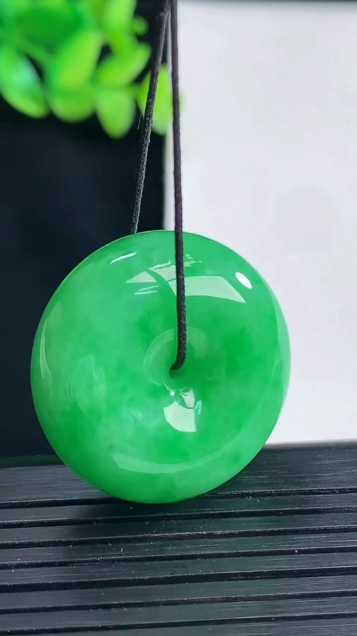 天然A货翡翠平安扣吊坠，尺寸28-12.6重量:20.33g
4月13日