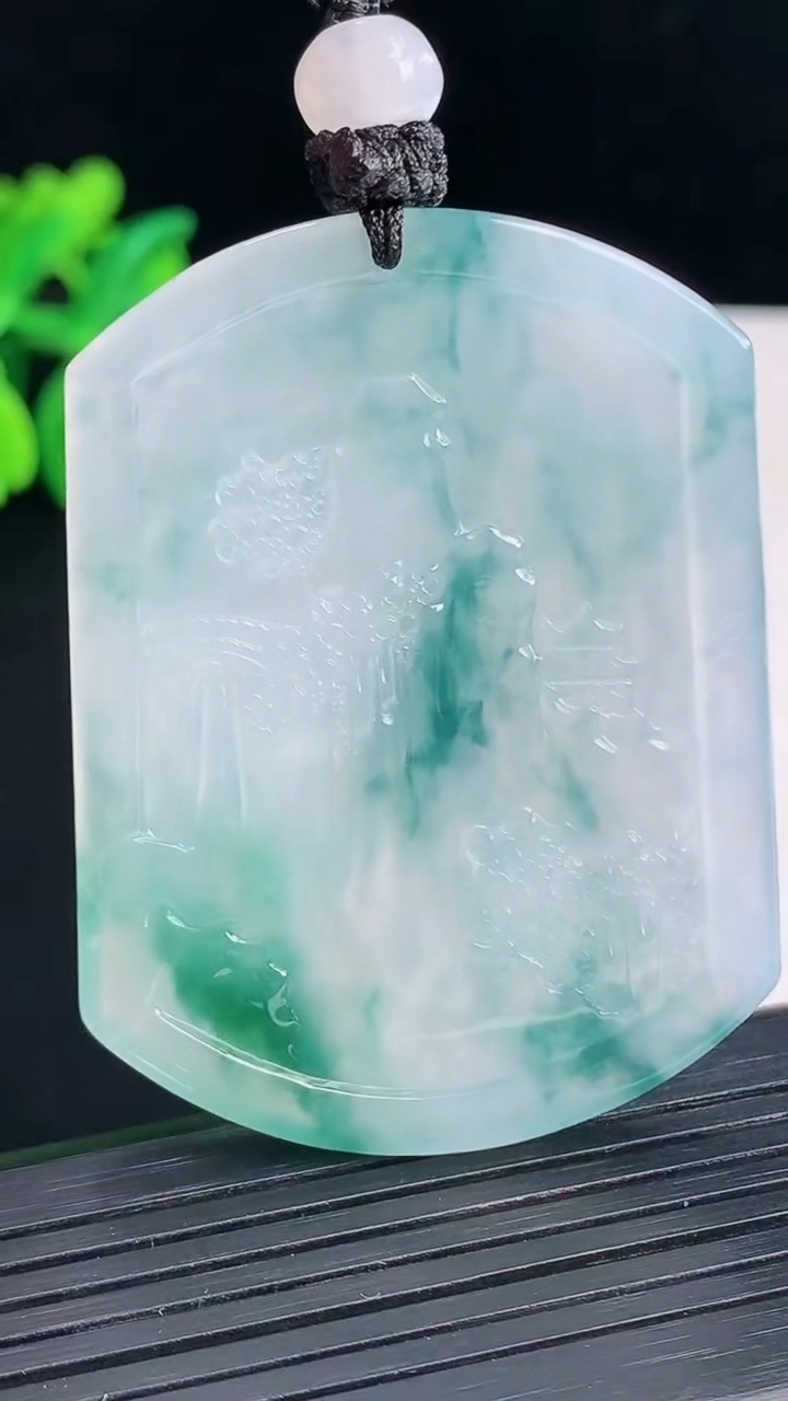 天然A货翡翠种飘花山水牌吊坠，尺寸54-40.5-5.6重量:30.65g
4月13日