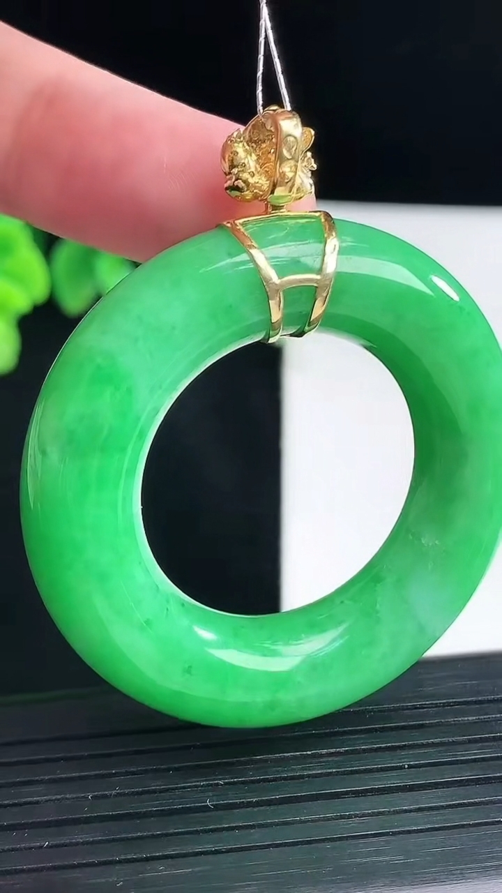 天然A货翡翠平安环吊坠，尺寸49-10重量:34.99g
4月13日
