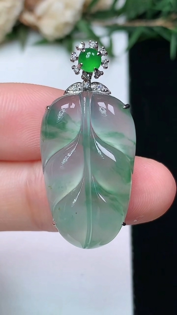 天然A货翡翠飘花金枝玉叶 叶子吊坠，尺寸24.3-15.3-7，重量:4.38g
4月13日