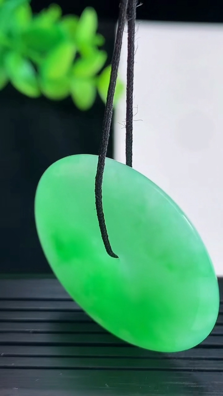 天然A货翡翠平安扣吊坠，尺寸35.6-5.2重量:14.97g
4月13日