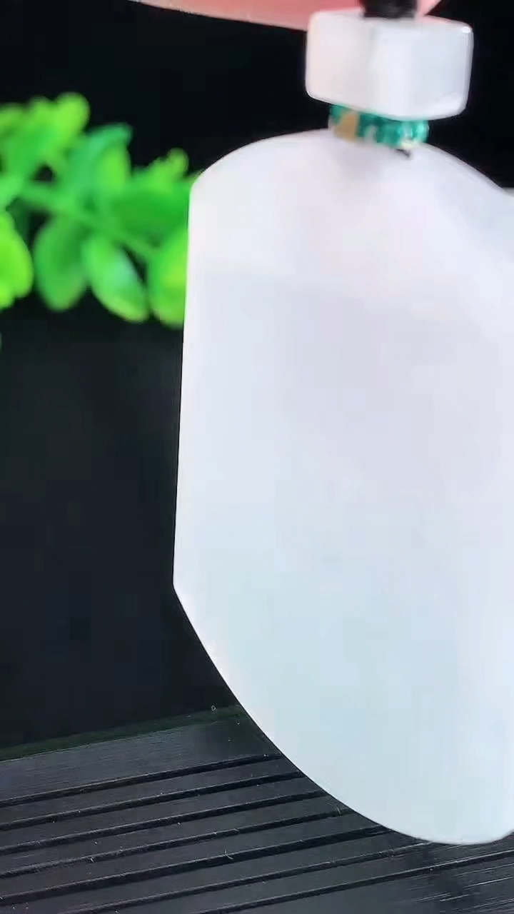 天然A货翡翠无事牌吊坠，尺寸55-41-5.5重量:43.30g
4月13日