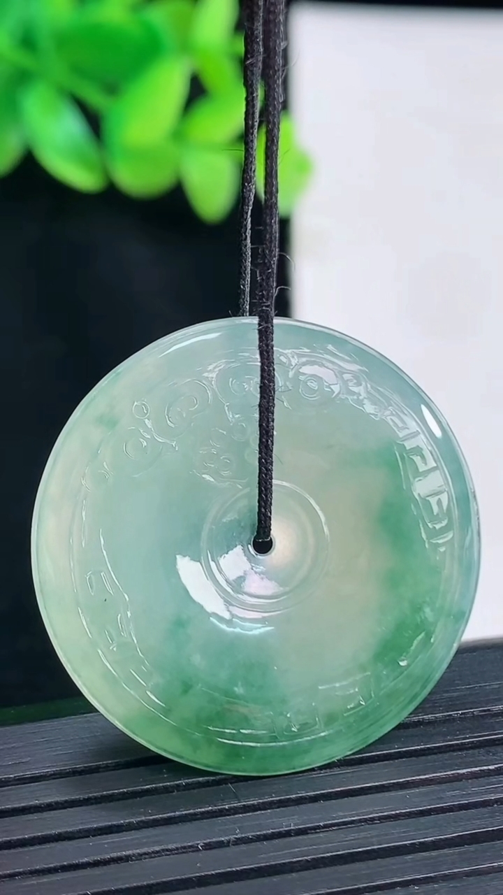 天然A货翡翠冰种飘花仿古平安扣吊坠，尺寸32-5.6重量:11.69g
4月13日