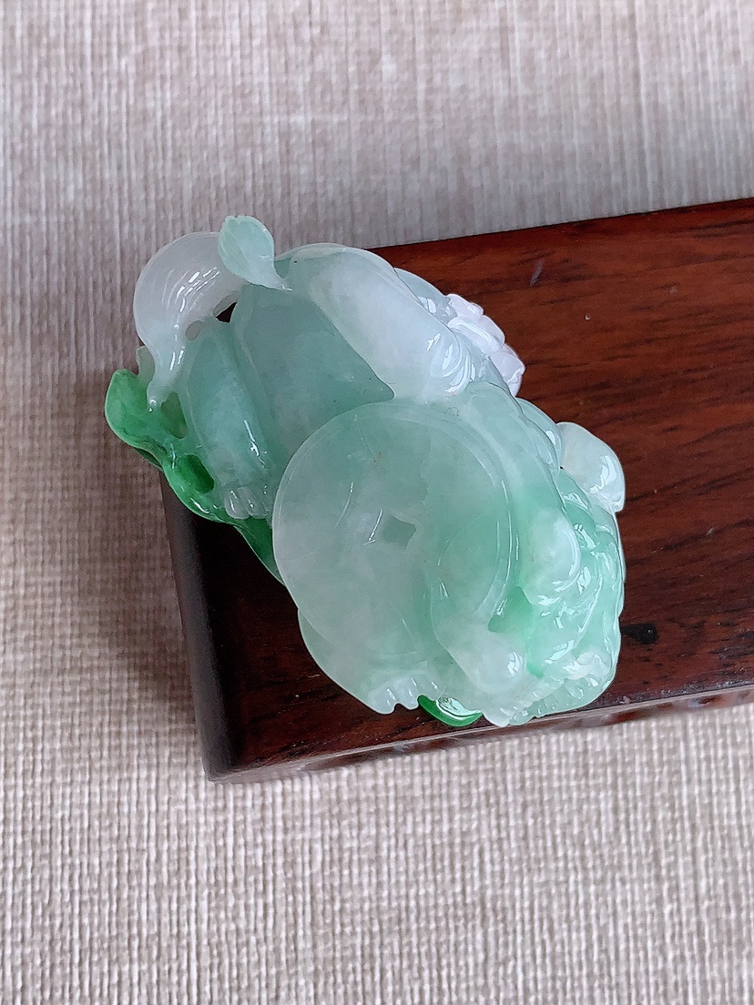 天然A货翡翠黄加绿双彩子母招财貔貅吊坠 
尺寸45-24.8-21mm 重量33.52g 0411