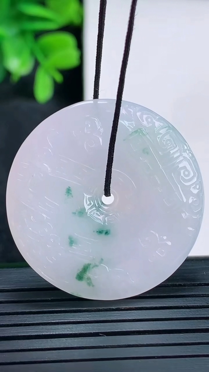 天然A货翡翠飘花复古平安扣吊坠尺寸34.2-4.1重量:10.77g
4月13日