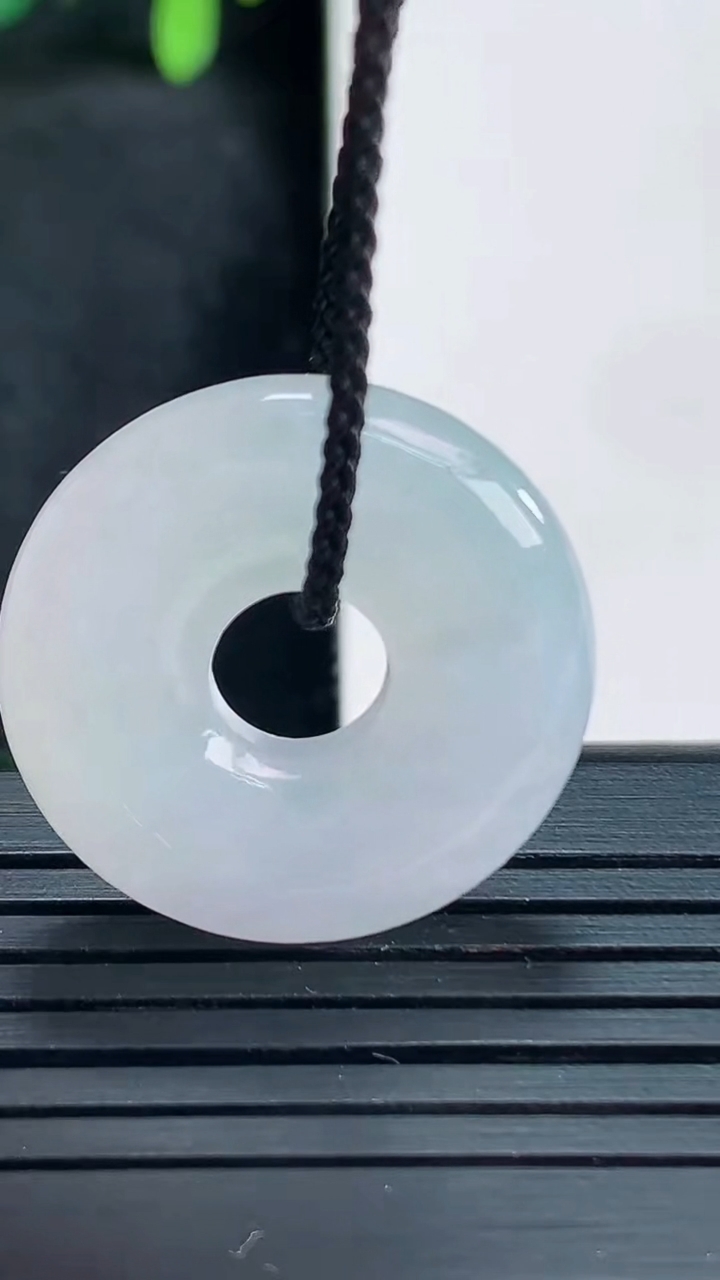 天然A货翡翠紫罗兰平安环吊坠尺寸23.7-5.6重量:6.55g
4月13日