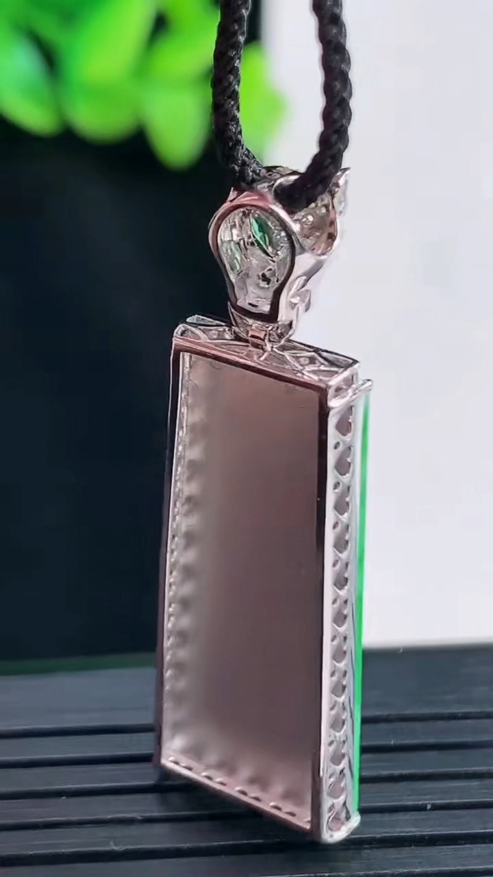 天然A货翡翠无事牌吊坠，尺寸41-13-4，裸石30-13.5重量:4.66g
4月13日