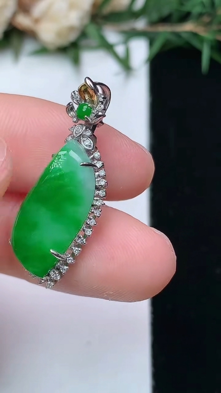 天然A货翡翠随形吊坠，尺寸27.8-11.8-7.5，裸石18-9.9
4月13日