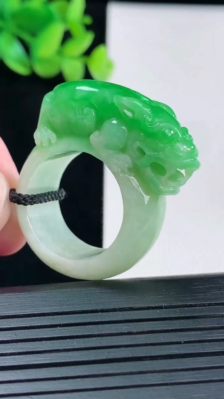 天然A货翡翠貔貅玉扳指，尺寸20.2-12-14重量:21.22g
4月13日