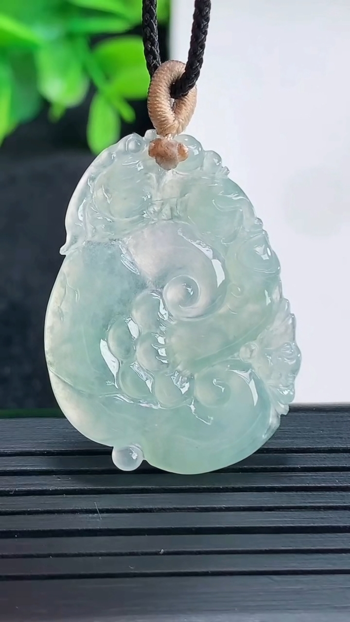 天然A货翡翠如意吊坠尺寸34.4-26.3-4.3重量:4.76g
4月13日