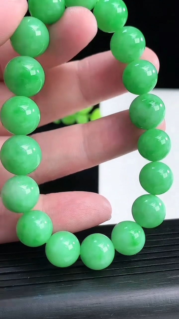 天然A货翡翠圆珠手串，尺寸12-18颗重量:44.74g4月13日
工厂直销收藏佳品,种好水足，色泽均匀，有种有色，上手高大气！