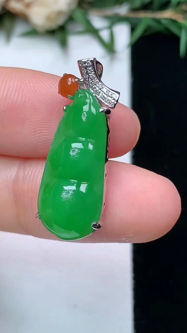 天然A货翡翠福豆吊坠，尺寸21-9.5-7，重量:3.02g
4月13日